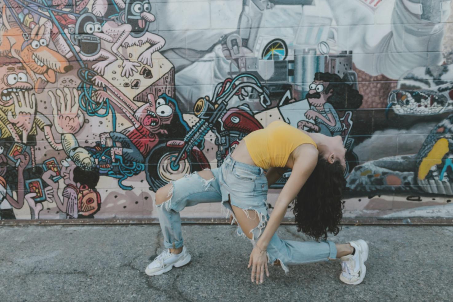 Salle de danse moderne équipée pour les cours de jazz